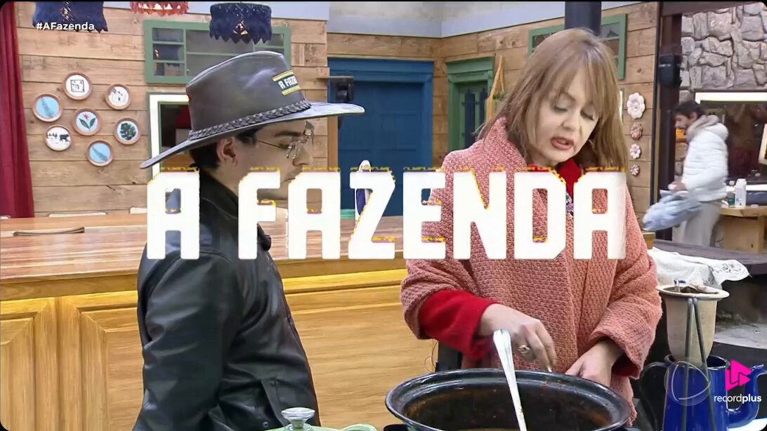 Gaby: "Fale com a Carol..." Dudu: "Ela não quer!" Gaby: "Se coloque no lugar dela! Você botar ela pra trabalhar com uma pessoa que ela brigou, é forte." Dudu: "Entretenimento!" Gaby: "Não, não é. Ela tá mal e eu concordo com ela." #AFazenda
