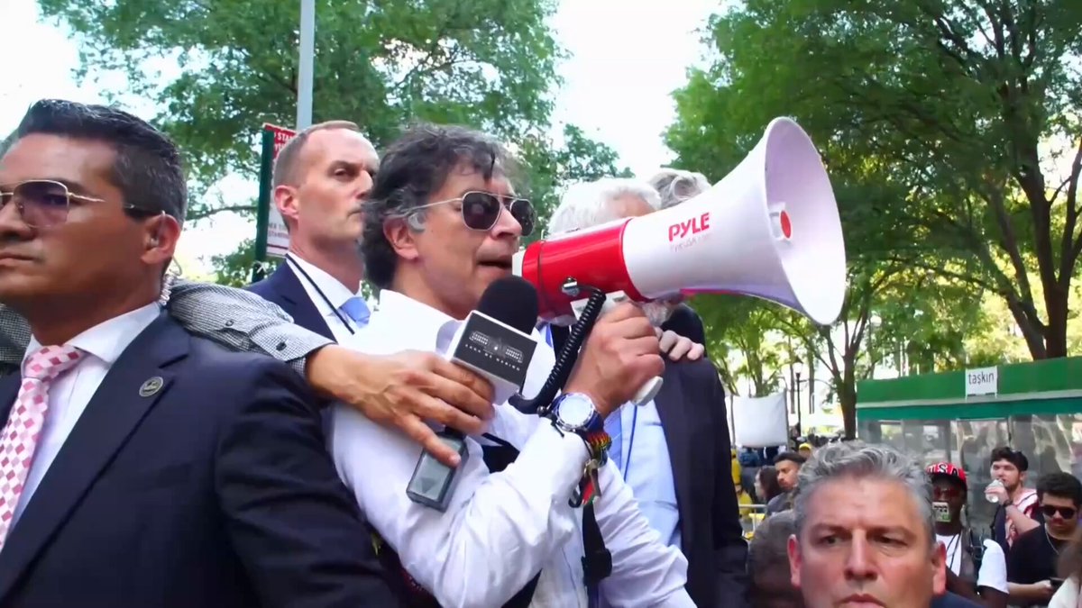 🇨🇴🇺🇸 Veja o discurso do presidente colombiano Gustavo Petro que fez os Estados Unidos revogarem o seu visto. Petro disse que a ONU deveria criar um “Exército da Salvação do Mundo” para libertar a Palestina e pediu que soldados americanos desobedeçam ordens de Trump, obedeçam à “ordem da humanidade” e apontem suas armas “para os tiranos e fascistas”.
