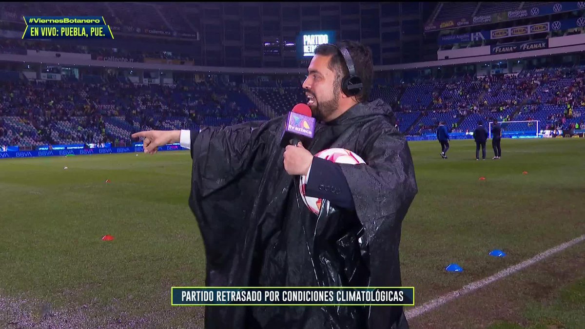 La cancha del Estadio Cuauhtémoc 😅 Omar Villarreal pone a prueba la cancha del Puebla vs Chivas... #ViernesBotanero
