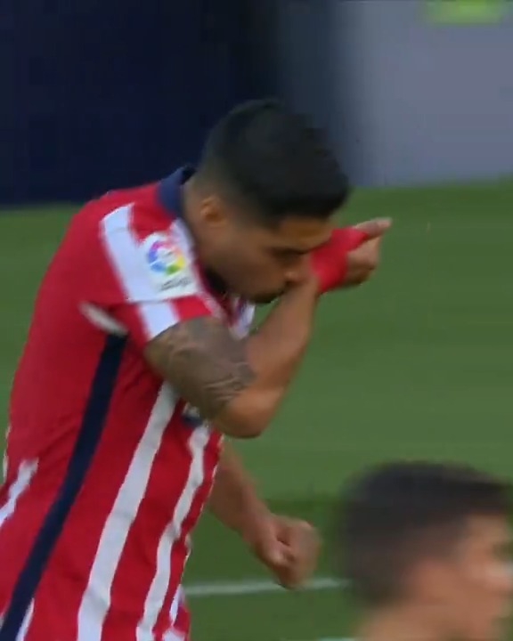🇺🇾 Un debut para los libros de historia. Hace cinco años, Luis Suárez hacía su primera aparición con el Atlético de Madrid anotando un doblete.