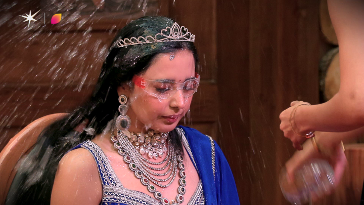 Iss Weekend Ka Vaar Nehal saamne laayengi kuch gharwaalon ke asli chehre! 👁️ Dekhiye #BiggBoss19, Mon-Sun raat 9 baje JioHotstar aur 10:30 baje ColorsTV par. #Vaseline #AppyFizz Danube Properties Citroën India VZY {BB, Bigg Boss, BB19, Bigg Boss 19, Weekend Ka Vaar} Salman Khan Gaurav Khanna Awez Darbar Abhishek bajaj Nehal Chudasama Baseer Ali Tanya Mittal Ashnoor Kaur @onlyzeishan Kunickaa Sadanand #PranitMore The MriDul #NeelamGiri Farrhana Bhatt Amaal Mallik Shehbaz Badesha