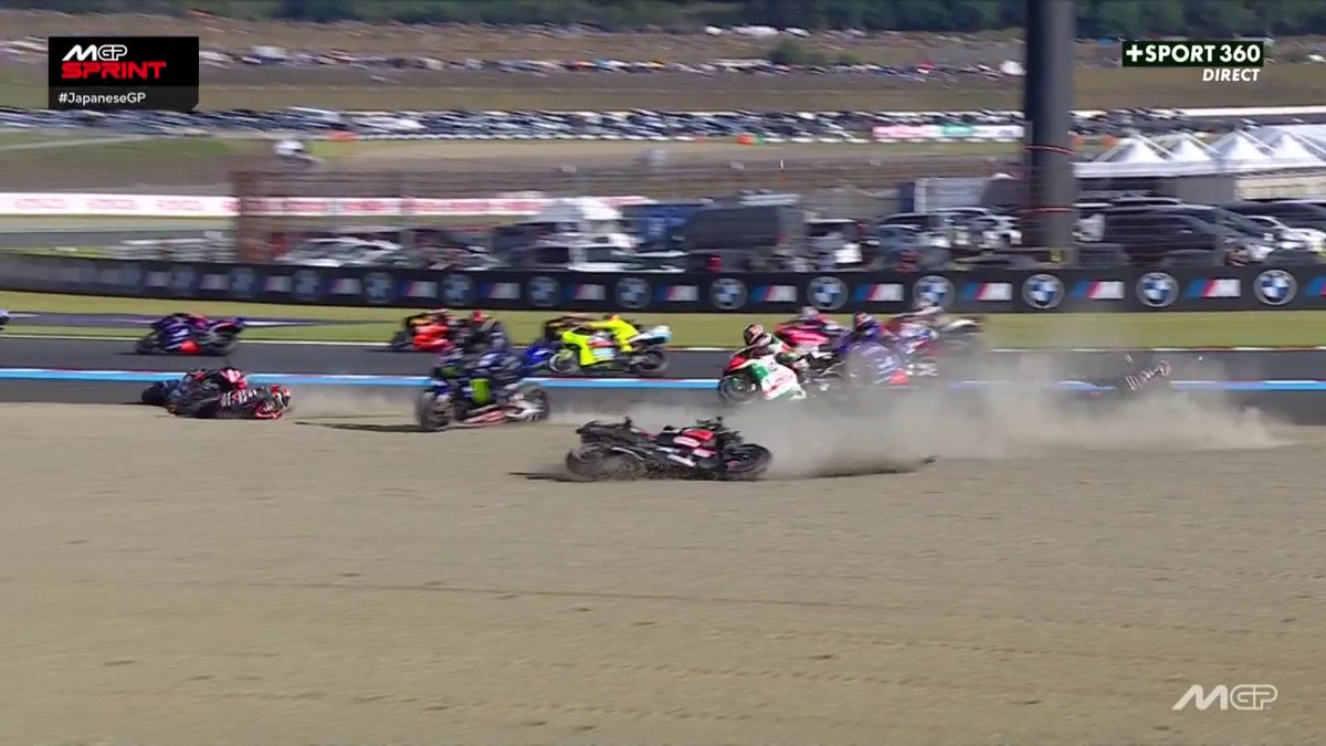 ÉNORME CRASH entre les Aprilia au départ de la course sprint ! 😱😱 ➡️ La course sprint à suivre dès maintenant sur CANAL+SPORT360 📺 #JapaneseGP | #MotoGP