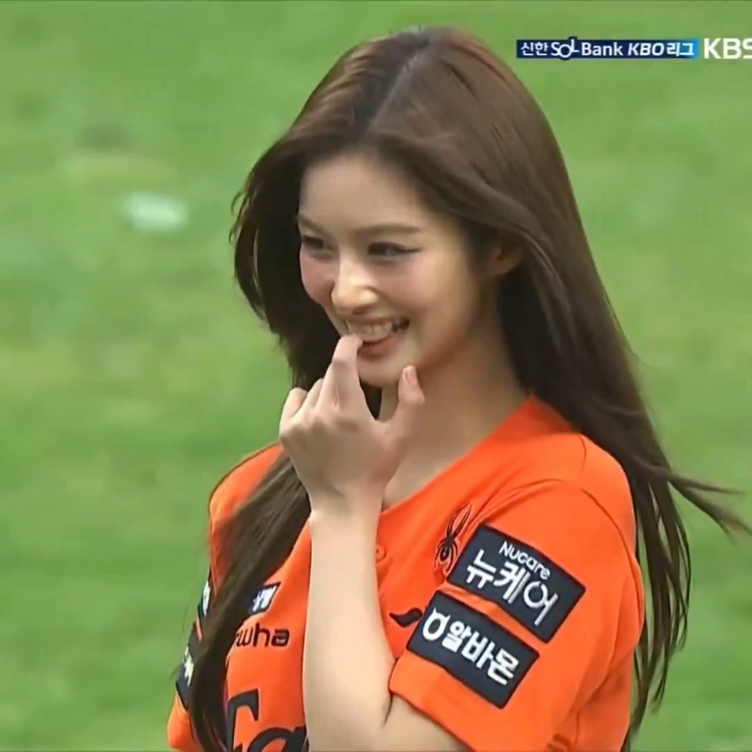 Sullyoon's serious face change after missed her throw for Hanwha Eagles first pitch today 😭