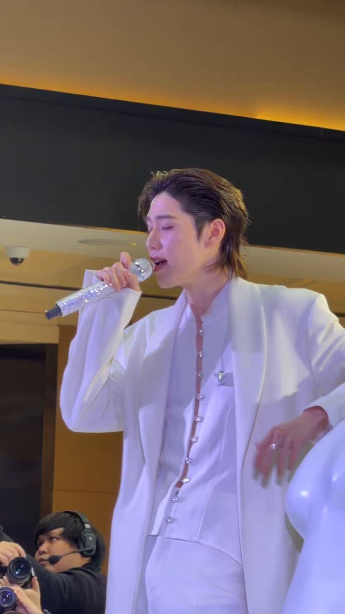 ทำได้เพียงแค่ทักทายพี่เสือที่ 👋🏻 MizuMi x PP Krit - ROAR OF BEAUTY : Awaken The Tiger's Legend 🐯 🎤 PP Krit - What’s going on MIZUMI TIGER MASK X PP KRIT #MizuMixPPKrit_RoarOfBeauty #มาสก์เสือพีพี #MizuMi #MizuMixPPKrit #PPKritt