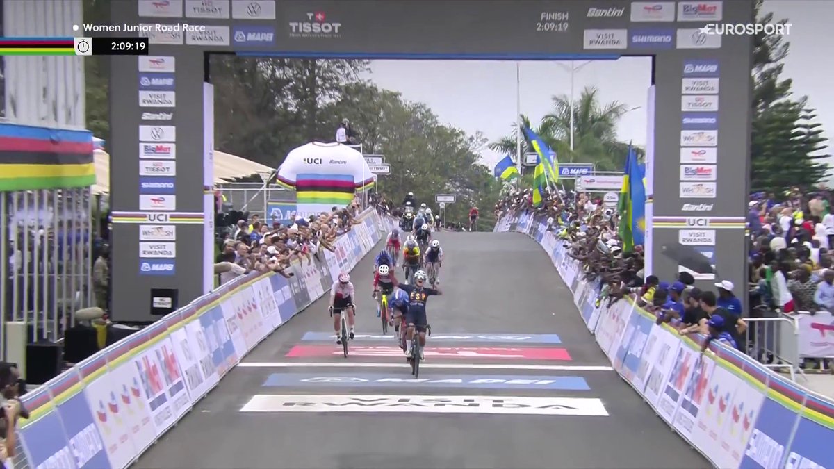 🌈🥇¡CAMPEONA DEL MUNDO! 🇪🇸 Paula Ostiz remata la faena en la recta final y logra un histórico arcoíris en la prueba junior femenina #Kigali2025 #LaCasaDelCiclismo