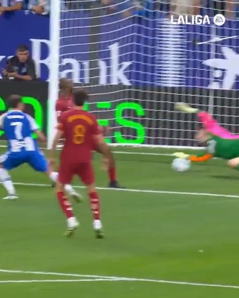 Vaya mano de Agirrezabala 🧤 #LaLigaHighlights #EspanyolValencia