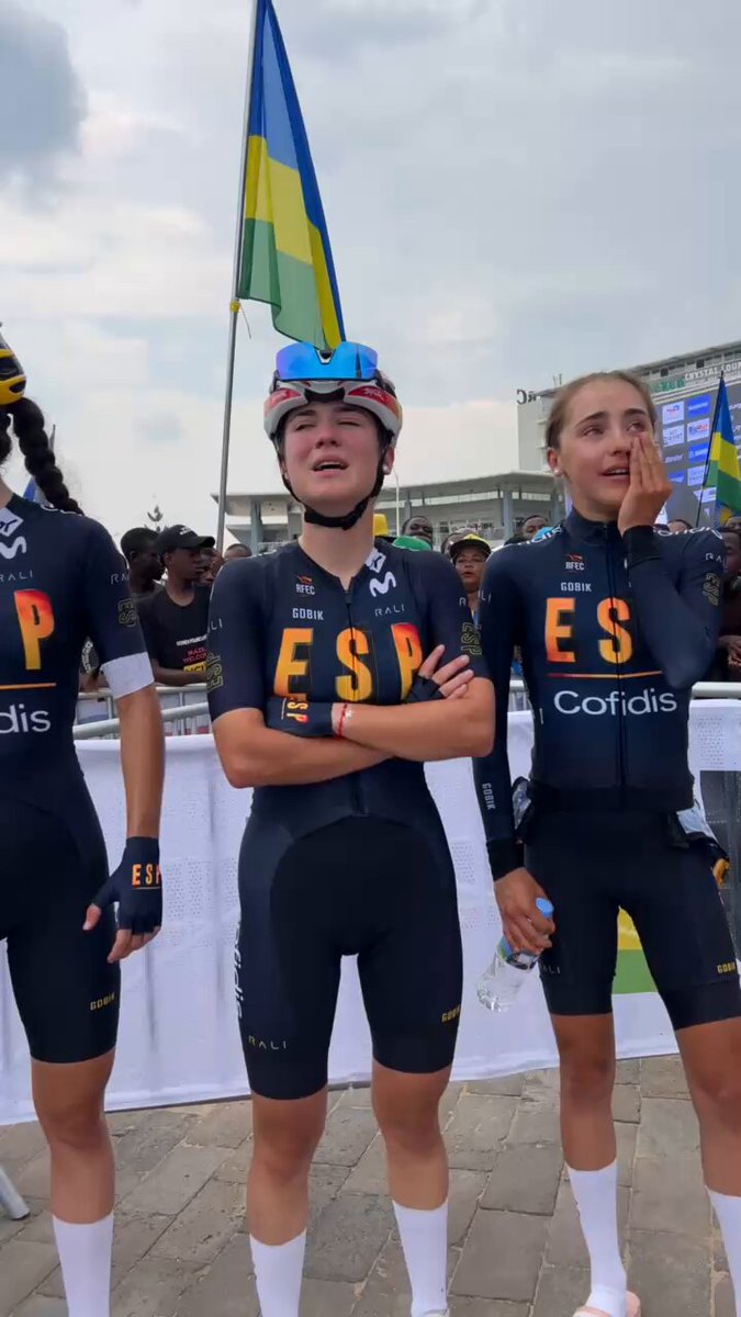 WATCH: Team Spain shares an emotional moment with Paula Ostiz Taco after her victory in the Junior Women’s Road Race, as they await the podium presentation at #Kigali2025. 📹: Mugwiza Olivier 🇷🇼 /TNT