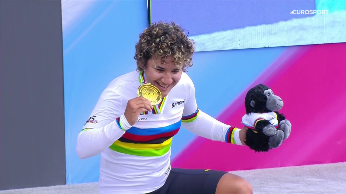 ¡Suena el himno español en Ruanda! 🇪🇸 🌈 Paula Ostiz, primera española campeona del mundo en la categoría júnior, se enfunda el maillot arcoíris. #Kigali2025