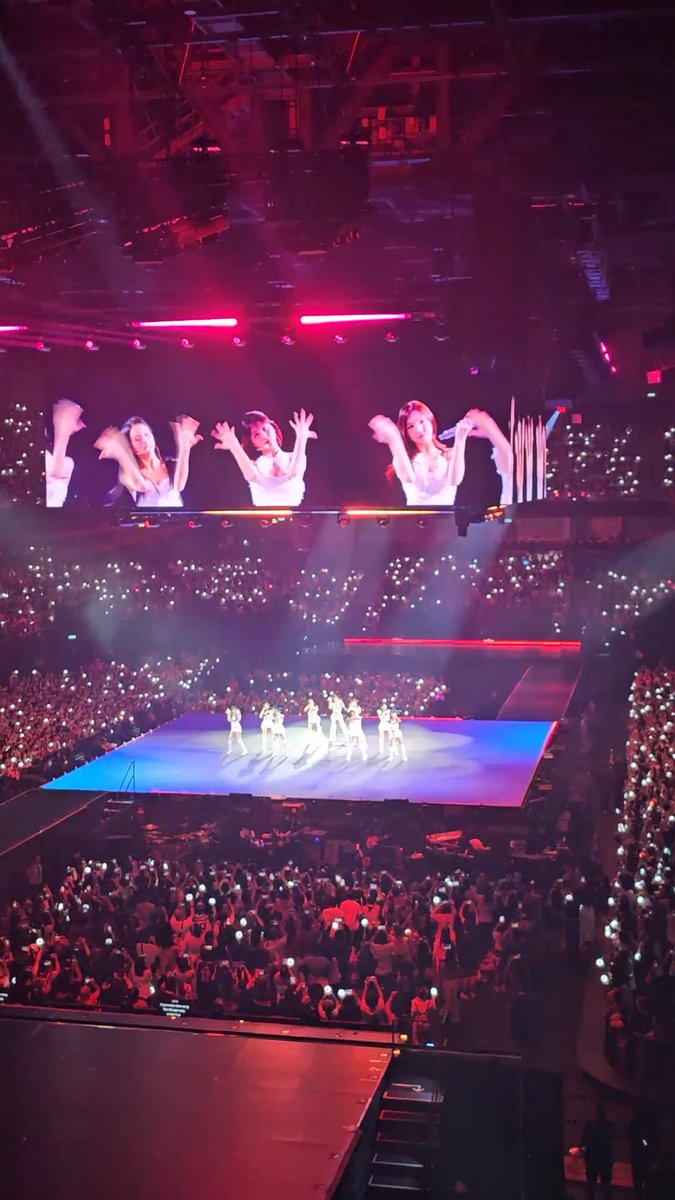 THE LOUD FANCHANTS FOR TWICE IN MACAO