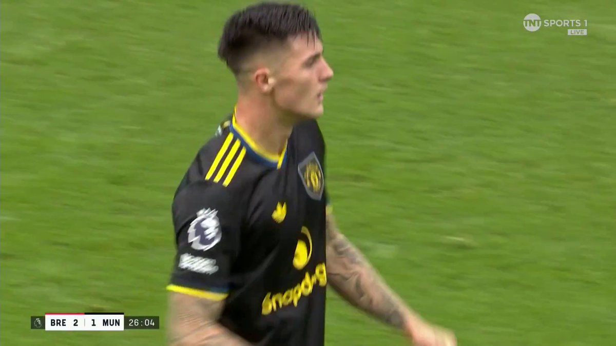 Benjamin Sesko gets his first goal for Man United! He pulls one back as they now trail 2-1 against Brentford 💪 📺 TNT Sports &amp; discovery+ UK