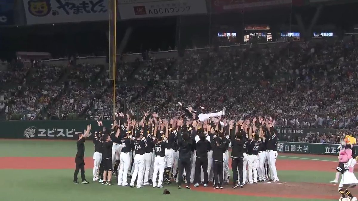 福岡ソフトバンクが2年連続のパーソル パシフィック・リーグ優勝‼️ 小久保裕紀 監督が7度宙に舞いました🙌✨ 👇ライブ配信はこちら