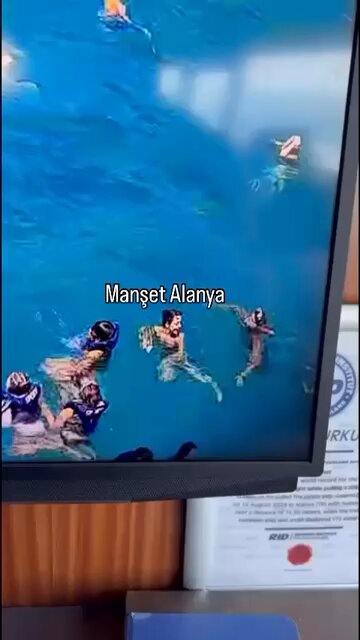 Alanya'da tatil yapan 60 yaşındaki İngiliz turist, yüzerken kalp krizi geçirerek hayatını kaybetti.