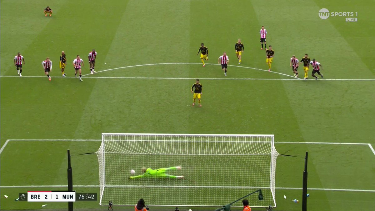Bruno Fernandes is denied from the spot by Caoimhin Kelleher to keep Brentford in the lead 👏 📺 TNT Sports & discovery+ UK