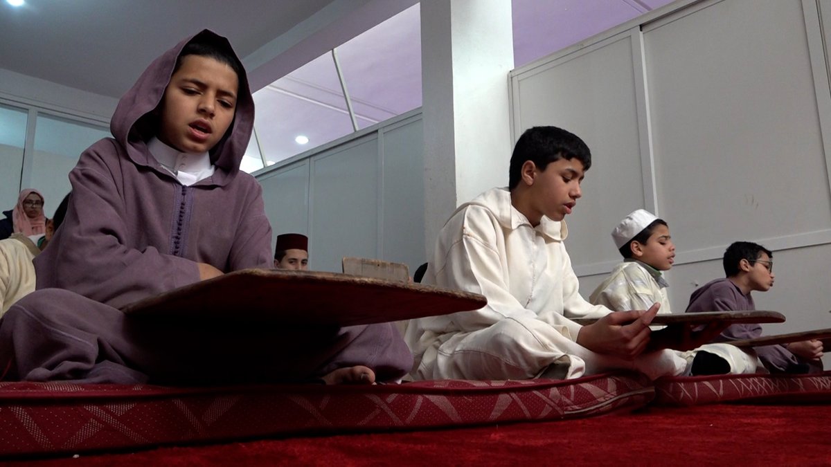 🇲🇦 DOCUMENTAIRE | Chaque année, ils sont des centaines de milliers à apprendre le Coran, le mémoriser verset après verset, jusqu’à le connaître par cœur. Du nord au sud du Maroc, voyage au cœur du pays des 1,6 million de gardiens du texte sacré de l’Islam.