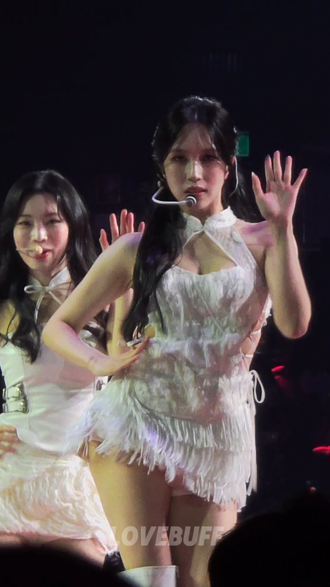 THE AMOUNT OF EYE CONTACT IN THIS MINA CAM??