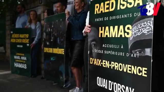 📹 « On est ici pour dénoncer le fait que Raed Issa soit professeur ici, à l’école d’art d’Aix-en-Provence » explique Salomé, responsable IDL Jeunes d’Aix-en-Provence. « Ses frères sont des cadres du Hamas, il les a qualifiés de "martyrs". »