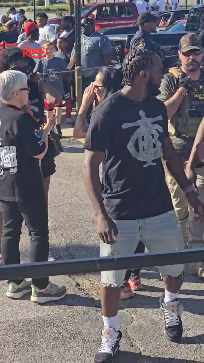 Terence Crawford arrives at his victory parade today in Omaha. 👑