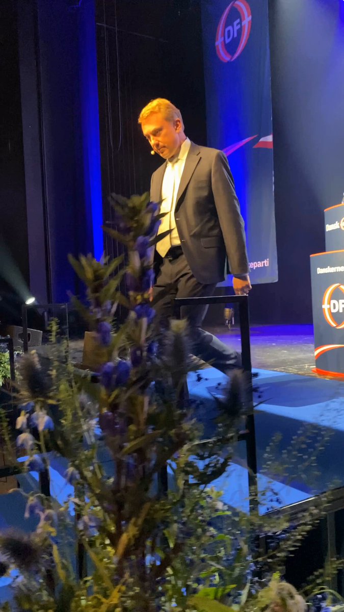 NU ER DET SVEN OLIVERS TUR! Sven Olivers kone Beate blev kørt ihjel af den allerede udvisningsdømte Kærshovedgårdbeboer, Milad Sadiqi. Mette Frederiksen vil stadig ikke låse døren til Kærshovedgård og hjemsende kriminelle udlændinge. Det har været Milad Sadiqis tur for længe. Det har været Mette Frederiksens tur for længe. Nu er det Sven Olivers tur!