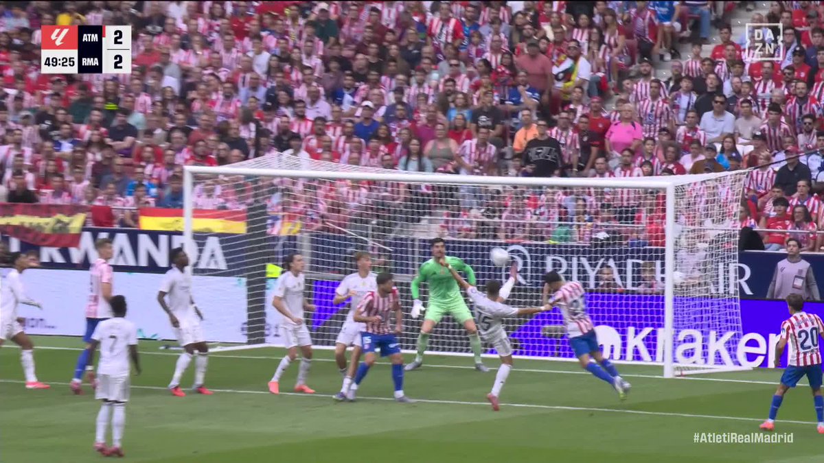 #Atlético #Madrid 👟 Güler sube su pie e impacta con sus tacos en la cabeza del argentino poniendo en peligro su integridad física. 📌 ES PENAL Y 🟥 POR JUEGO BRUSCO GRAVE 👮🏻♂️:❌️ 📺:❌️ ▪️Como dice la definición de juego brusco y grave, es 🟥 en...
