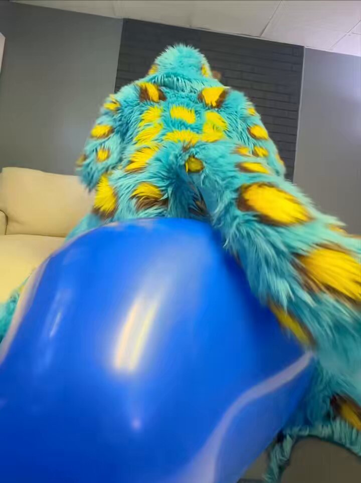 My workout: 10 reps of bouncing on it 🎈 ....now who’s going to spot me?🤔 #SqueakySaturday