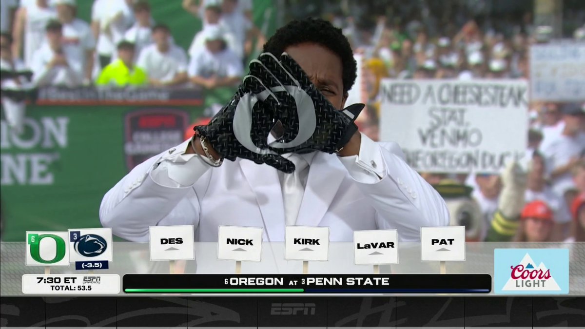 .Desmond Howard brought out the gloves for his Oregon-Penn State pick 🦆