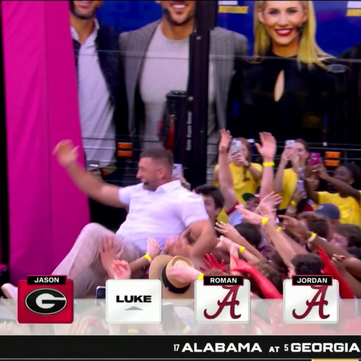 .Jordan Rodgers hit them with the pump fake 😳 Tim Tebow was ready to crowd surf tho 🏄🐶