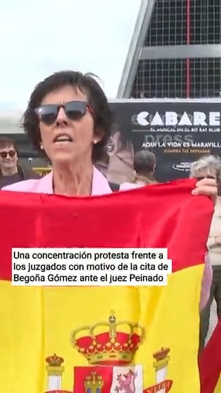 Estas fanáticas desquiciadas son las madres de los que nos llaman Charo. 🤣