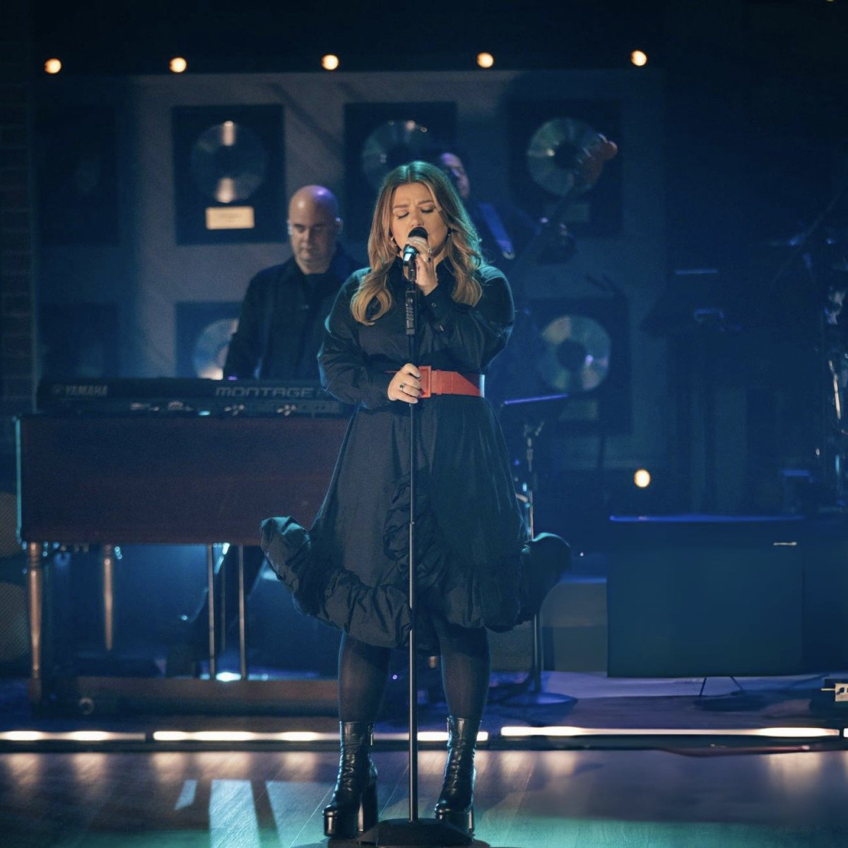 Kelly Clarkson made history when sang Billie Eilish’s ‘Happier Than Ever’ during her divorce 😭