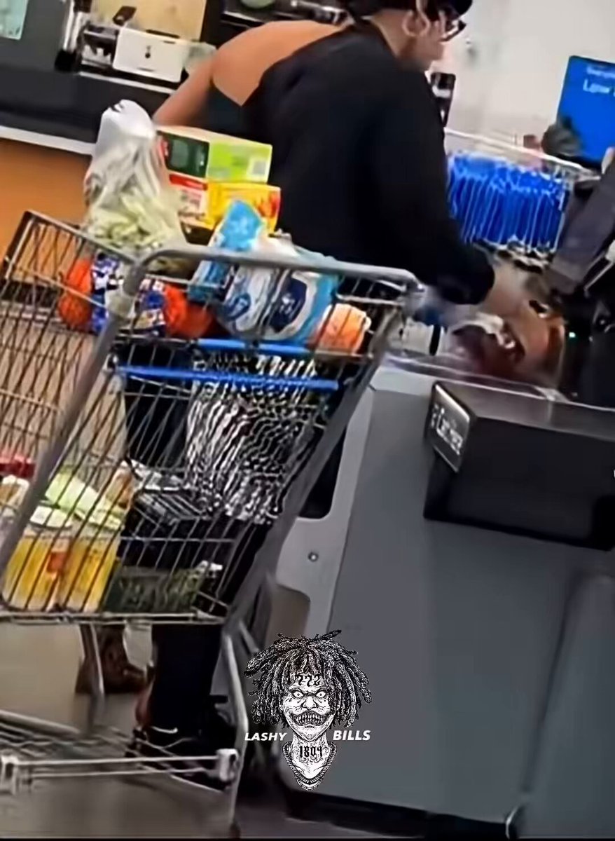 A women is going viral after attacking her own daughter inside a Walmart