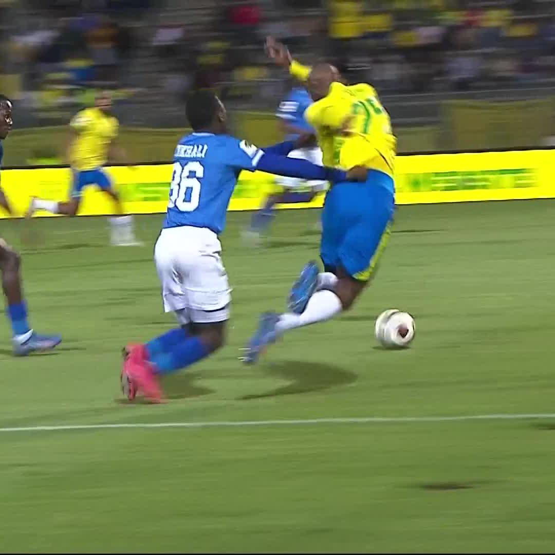 "No intentions to get the ball either." 👀 Sundowns have a chance from the penalty spot 👆🟡 📺 Stream #BetwayPrem on DStv: