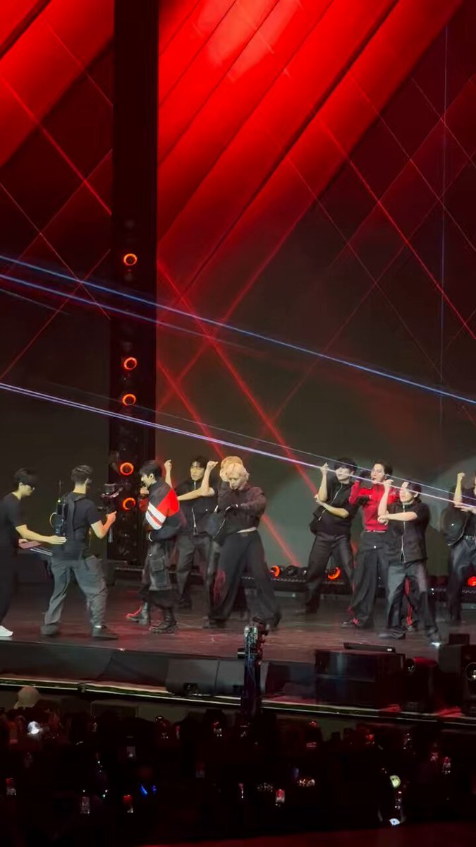 🎥 • #SEONGHWA, #YEOSANG e #WOOYOUNG estão apresentando 'MONEY' da Lisa (BLACKPINK) no Music Bank em Lisboa! #MusicBankinLisbon #ATEEZ #에이티즈 ATEEZ(에이티즈)