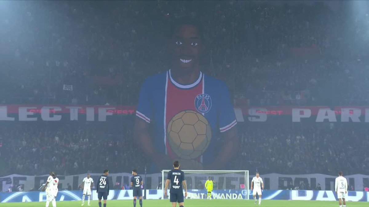 🇫🇷🌟 Ufff, el mosaico que colgó el PSG con Ousmane Dembélé sosteniendo el BALÓN DE ORO, en la previa del duelo ante Auxerre.