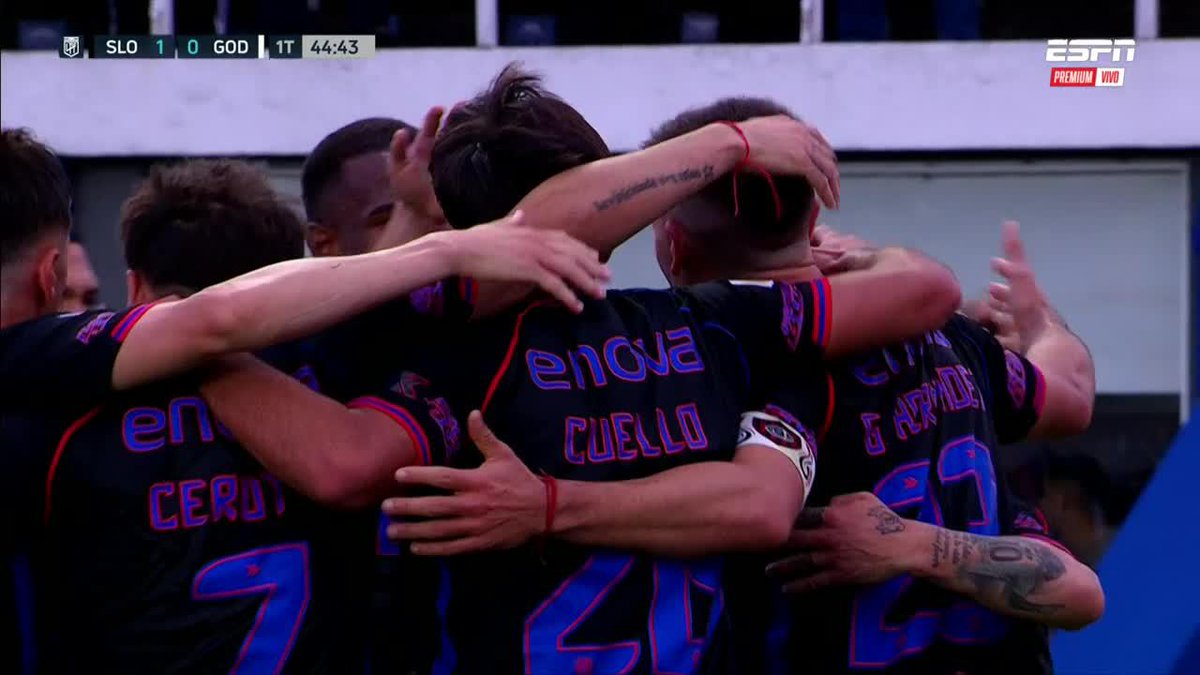 ⚽️🔵🔴 100 PARTIDOS, GOL Y OVACIÓN PARA EL CAPITÁN DE #SANLORENZO. Gracias Facundo Gulli por agarrar la pelota parada y tirar un buen centro.