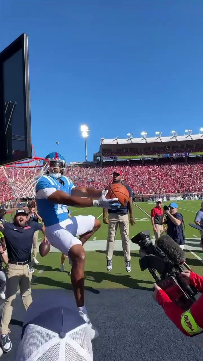 INT ➡️ DUNK CELLY 😮‍💨 Ole Miss Football