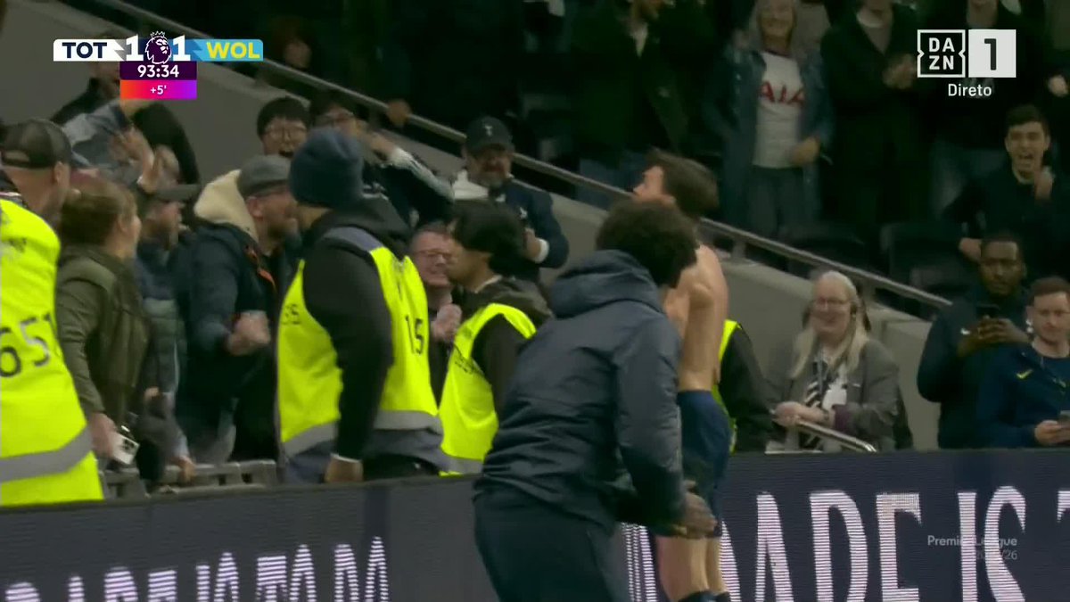 Palhinha deu o empate ao Tottenham nos descontos... e tirou a camisola.