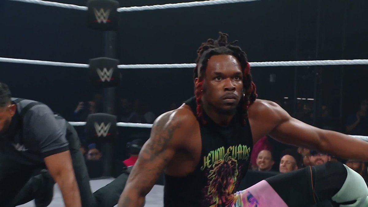 Here comes The Young OG! Je’Von Evans has Josh Briggs on the ropes!! 😤