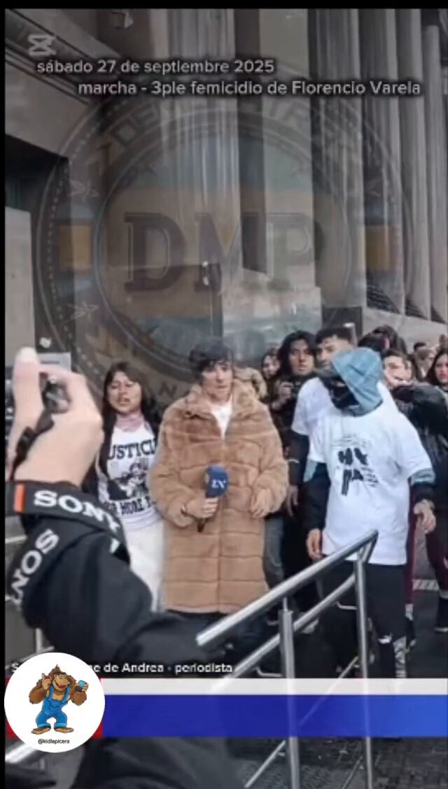 Feministas pañuelos verdes, agredieron al periodista Robertito Funes durante la marcha por el triple crimen narco de Florencio Varela. Ésto son los zurdos, feministas hijos de remil pųtas.!!!