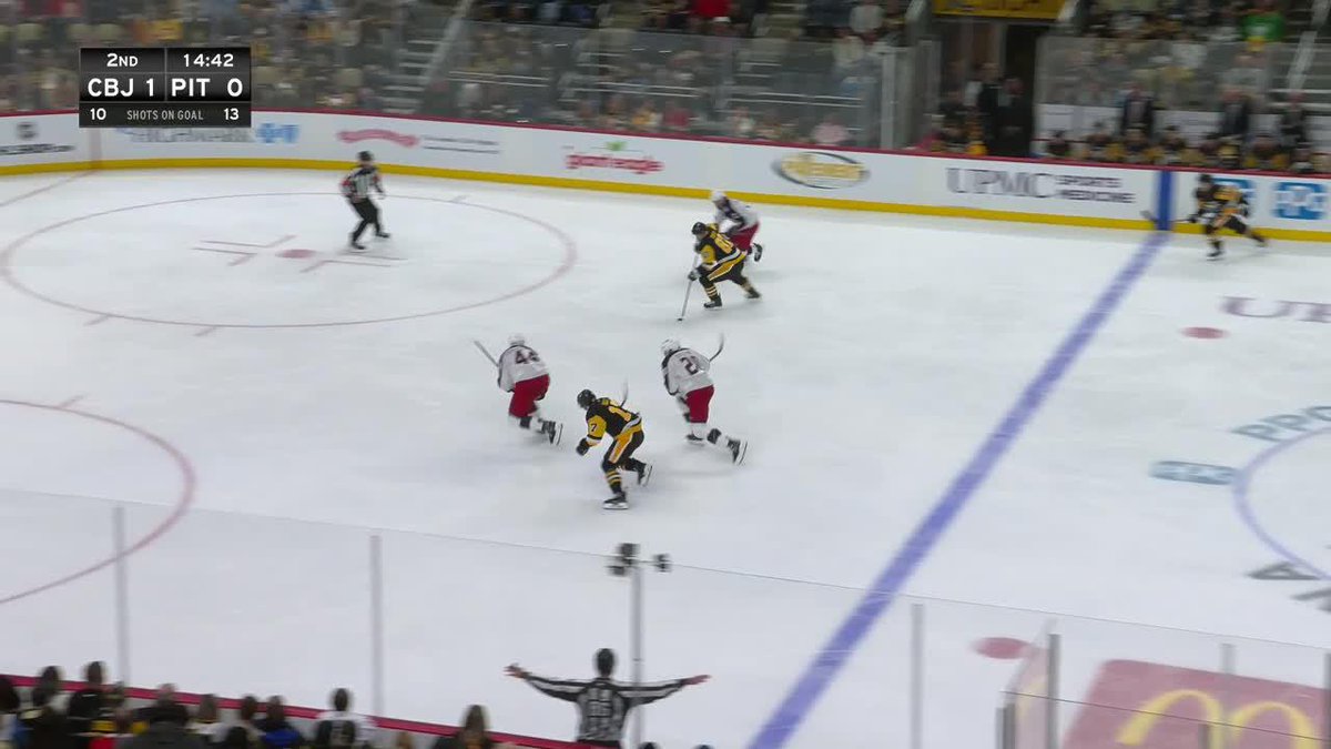 Sid scores on Fleury night because of course, and then has fist bumps for the Flower and his kids 🤝
