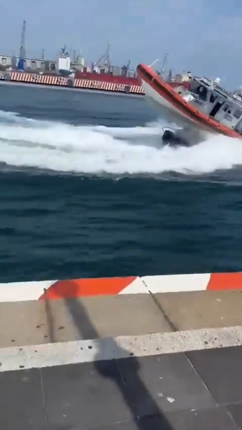 Mexican navy doing "rehearsals" in Veracruz, Mexico 🇲🇽 The end state of these rehearsals is suboptimal, train accordingly.... 👀 #mexico #sailing #FAFO #fail #nope #darwin #crash