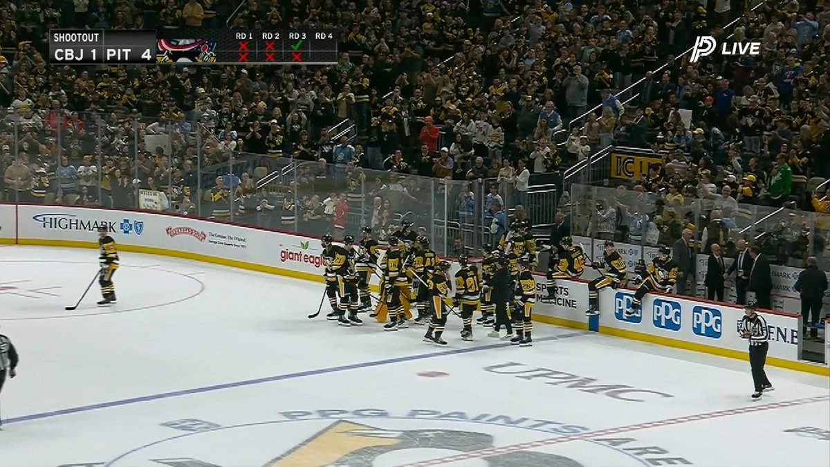 Fleury soaks in the Pittsburgh crowd one final time 🥹 🌸 💛 🖤