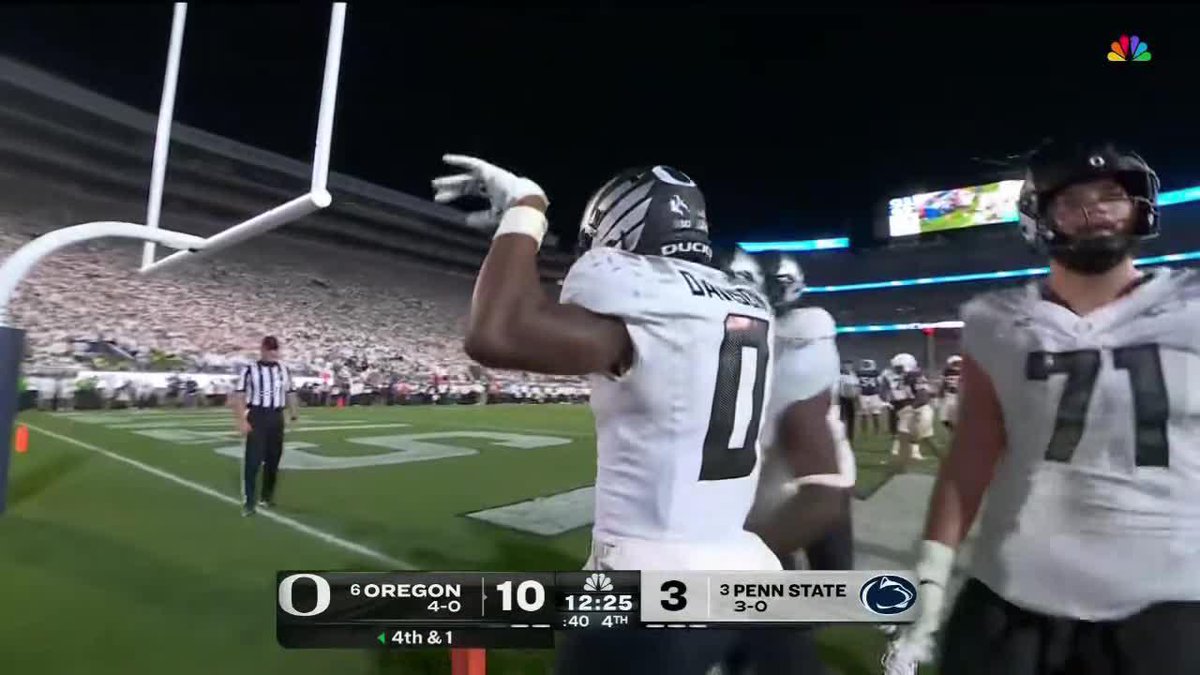 Jordon Davison punches through for a TD 👊 Oregon Football extends their lead to 17-3. 📺: NBC