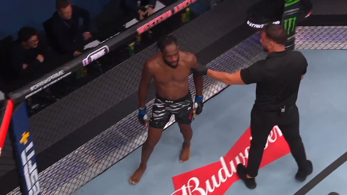 MMA Referee Jim Perdios got BAILED OUT by the end of the round buzzer sounding. He thought Neil Magny went out from Jake Matthews’ guillotine choke, “stopped” the fight but then said it was the end of the round. Crazy. #UFCPerth