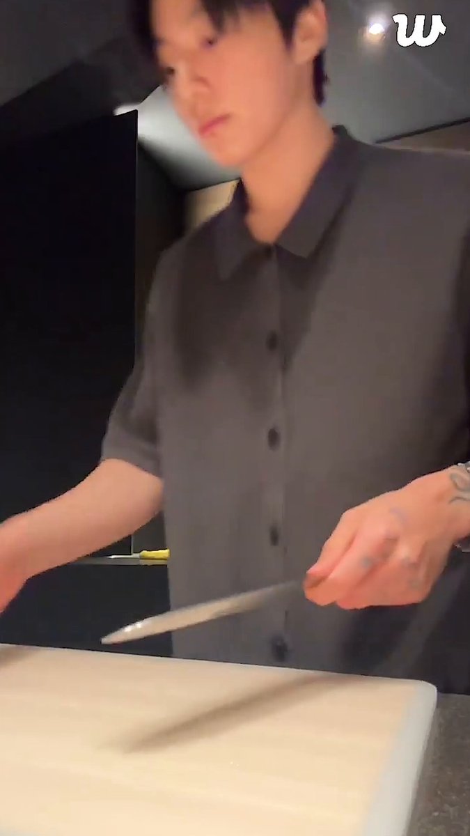 2 minutes and 22 secs of jungkook cutting up the ingredients for his dish 🔪