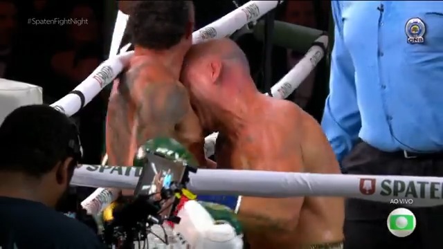 Wanderlei Silva é desclassificado por cabeçadas, e Popó é declarado vencedor do combate.