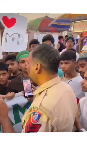 This Policeman truly deserves praise for peacefully convincing the Muslim youth and sending them back. The nation badly needs more Policemen like him.