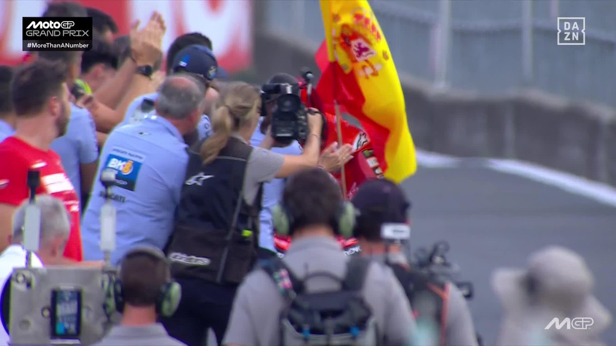 ¡QUÉ GANAS TENÍAMOS DE VOLVERTE A VER LLEVANDO LA BANDERA DE ESPAÑA! 😍🇪🇸❤️ #JapaneseGP 🇯🇵 #MotoGP 🏁