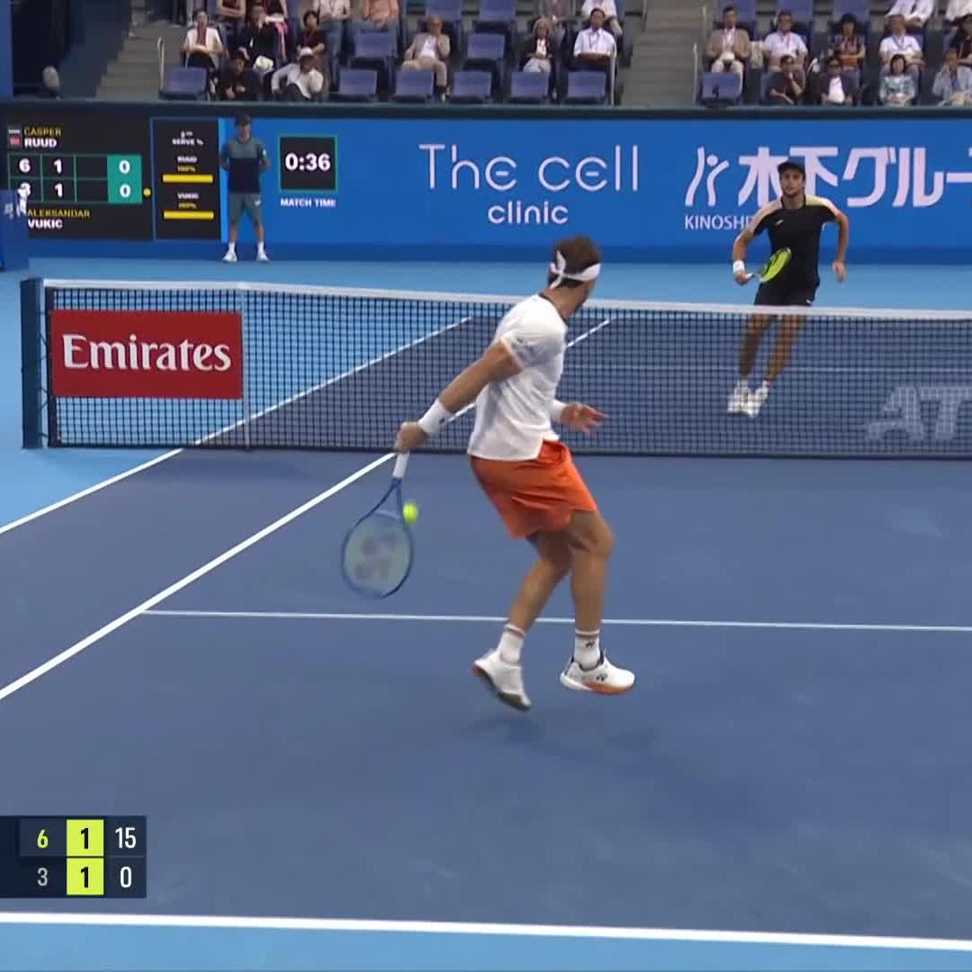 Ruud hits a BEHIND THE BACK shot and wins the point against Vukic in Tokyo. You’re a wizard, Casper. 🪄