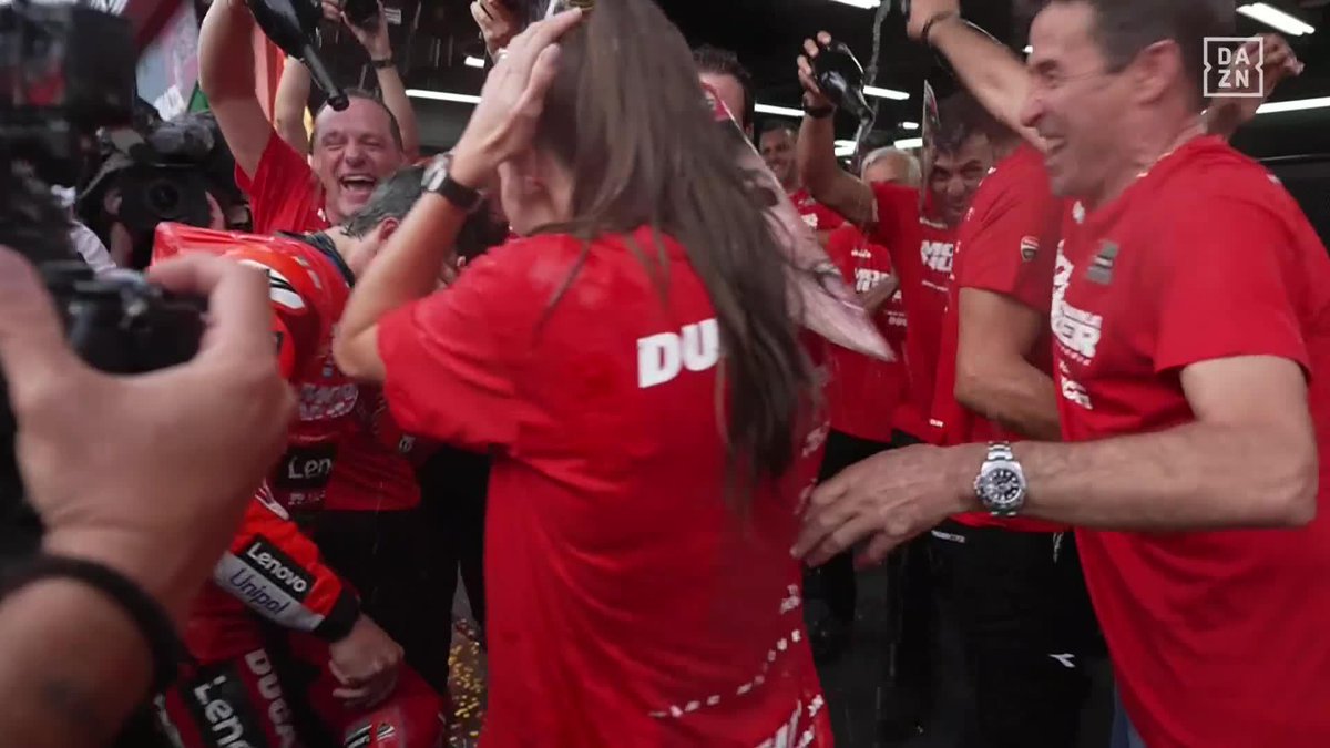 Viva el amor bañado en prosecco 😍🍾 #JapaneseGP 🇯🇵 #MotoGP 🏁