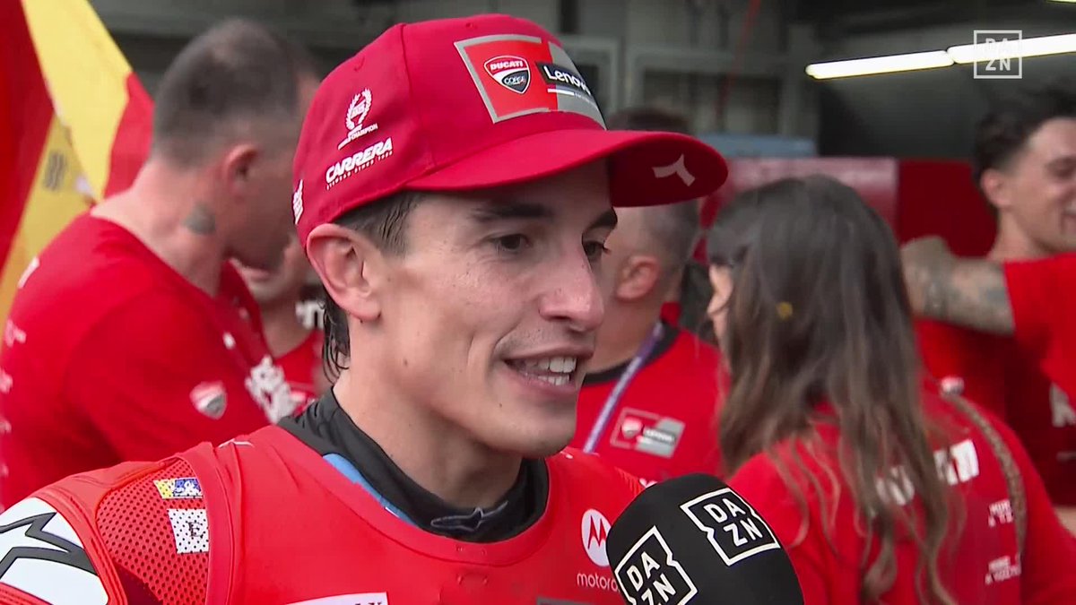 La emoción incontrolable de Marc Márquez, con Izaskun Ruiz y Pol Espargaró 😍👏 #JapaneseGP 🇯🇵 #MotoGP 🏁