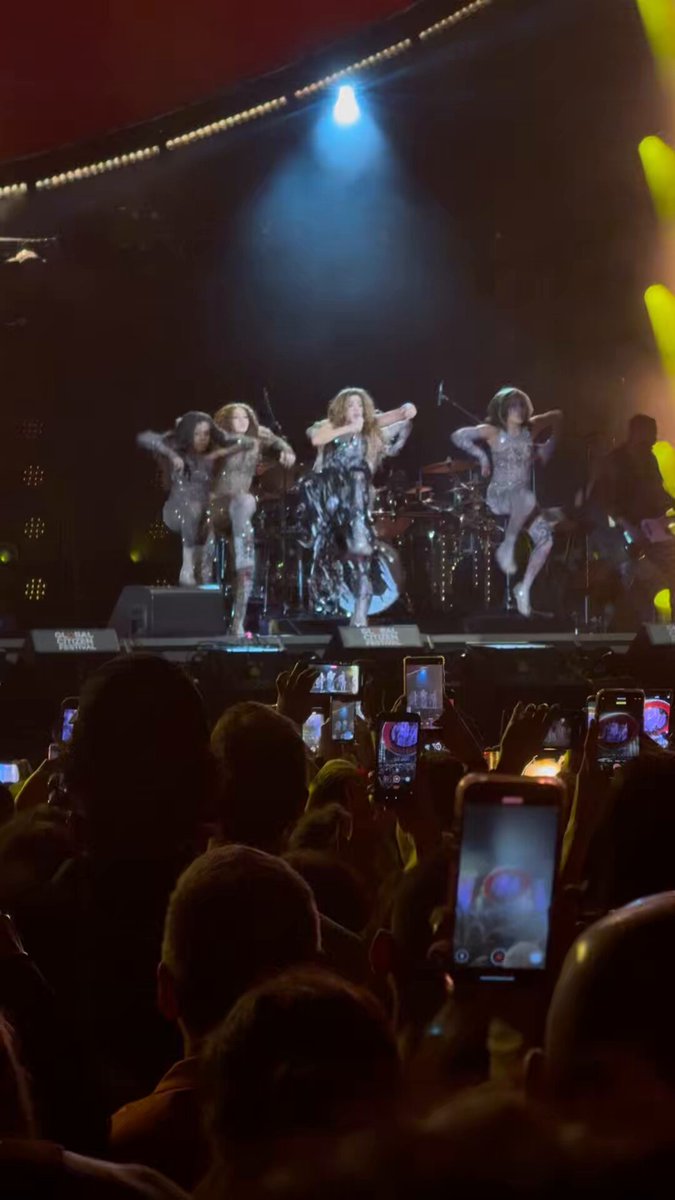🚨 it wouldn’t be a Shakira performance without WAKA WAKA (THIS TIME FOR AFRICA) 🚨 Global Citizen ⭕ | #GlobalCitizenFestival